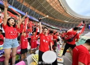 爱游戏竞技-现场球迷热情高涨，为喜爱的运动员加油助威！