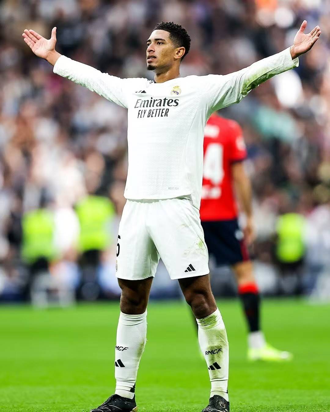 赛场上球员表现出色引人瞩目 赛场上球员表现出色引人瞩目