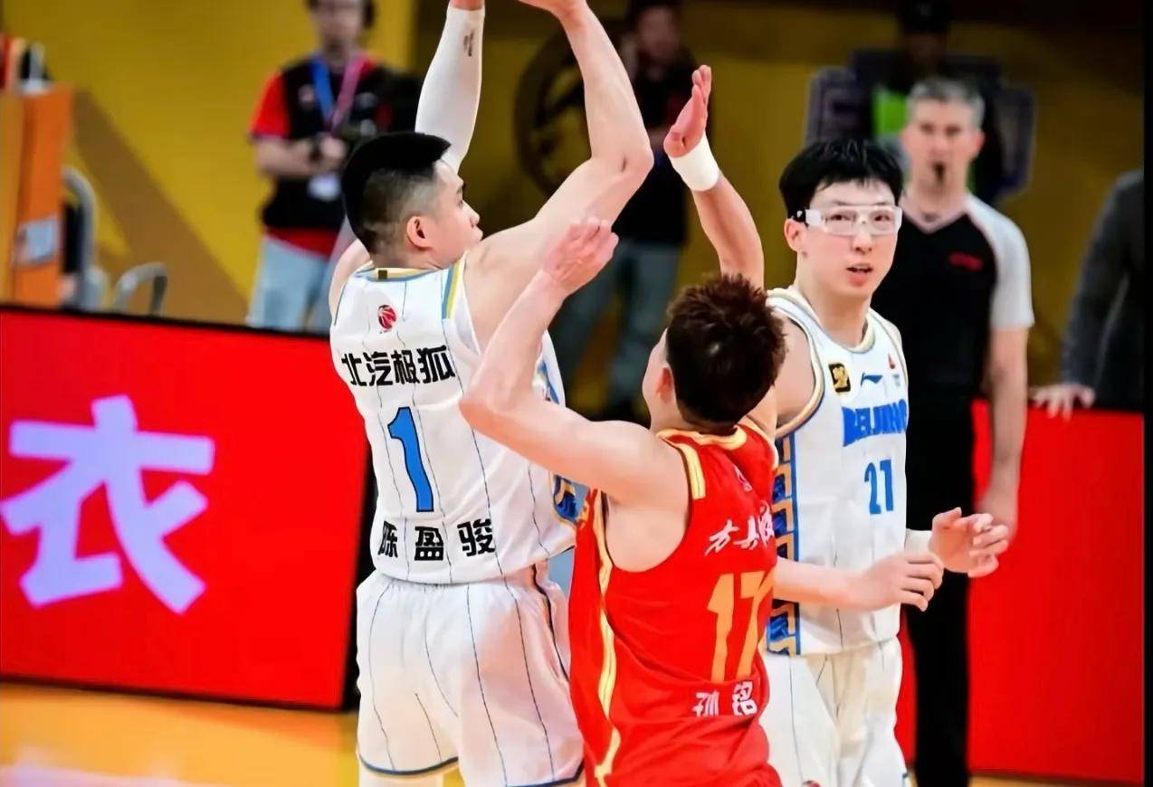 关键比赛中，暗影军团扳平比分，现场掌声雷动