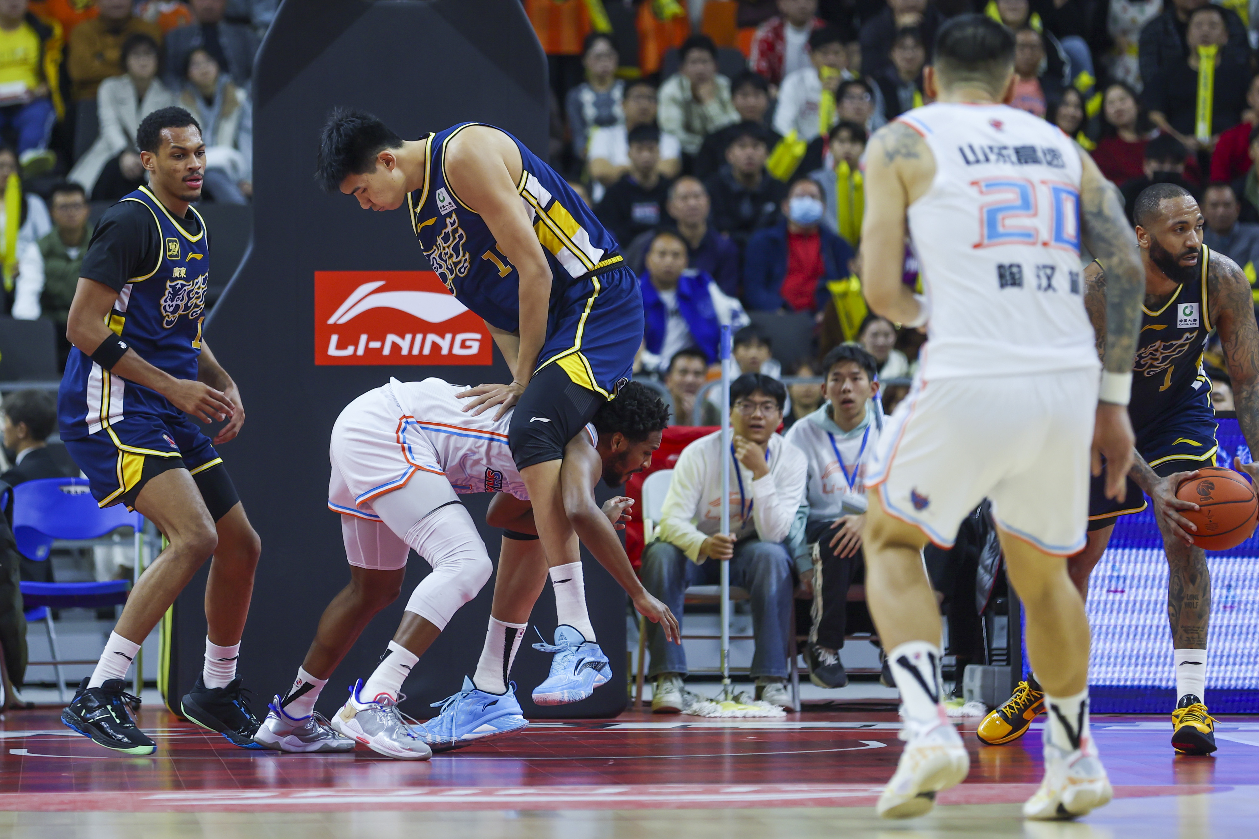 关于在广东队赛场上演CBA季后赛,碾压,引发弹幕炸裂的信息 关于在广东队赛场上演CBA季后赛,碾压,引发弹幕炸裂的信息