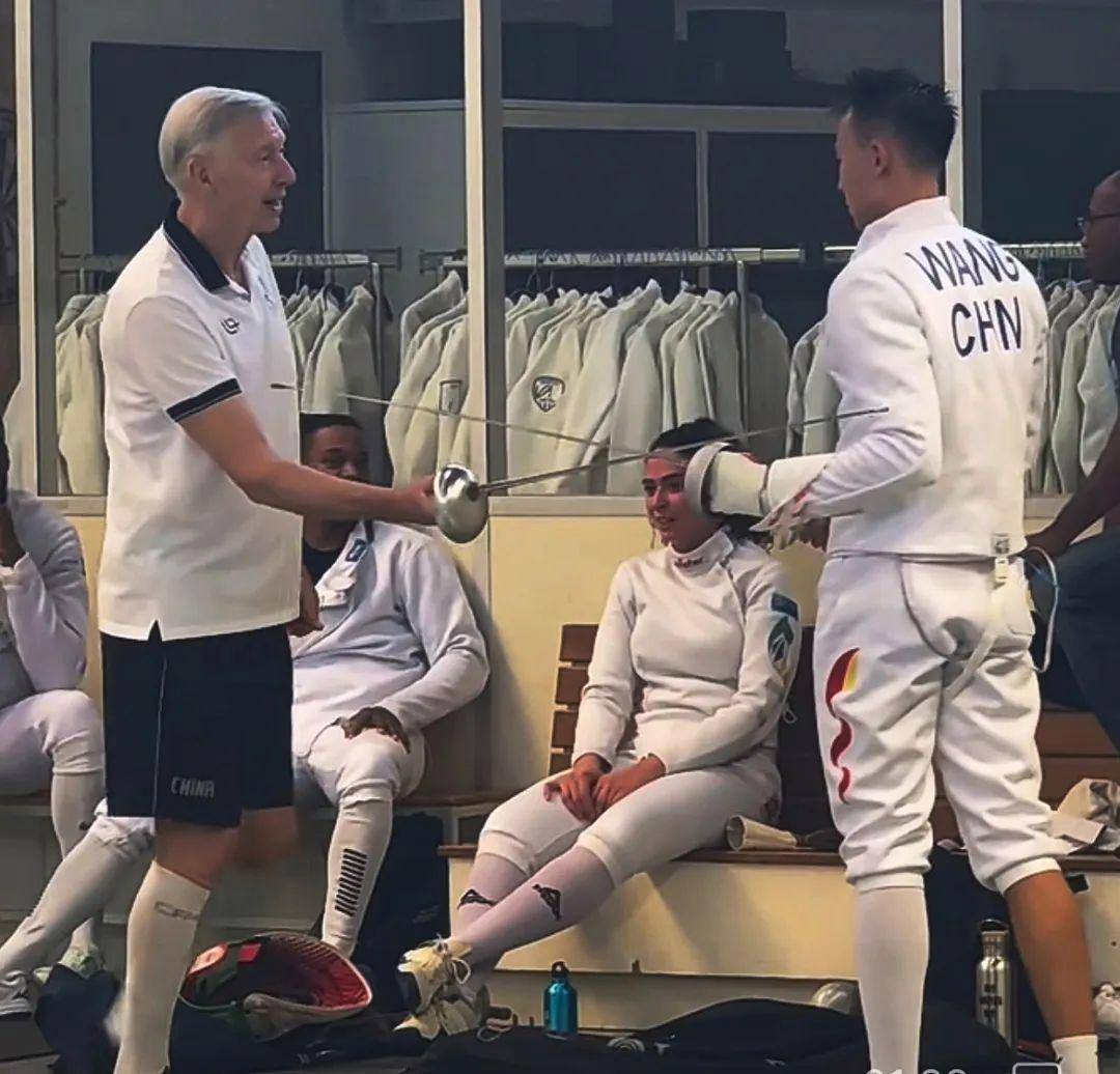 新西兰男子击剑选手技压群雄，夺魁的简单介绍