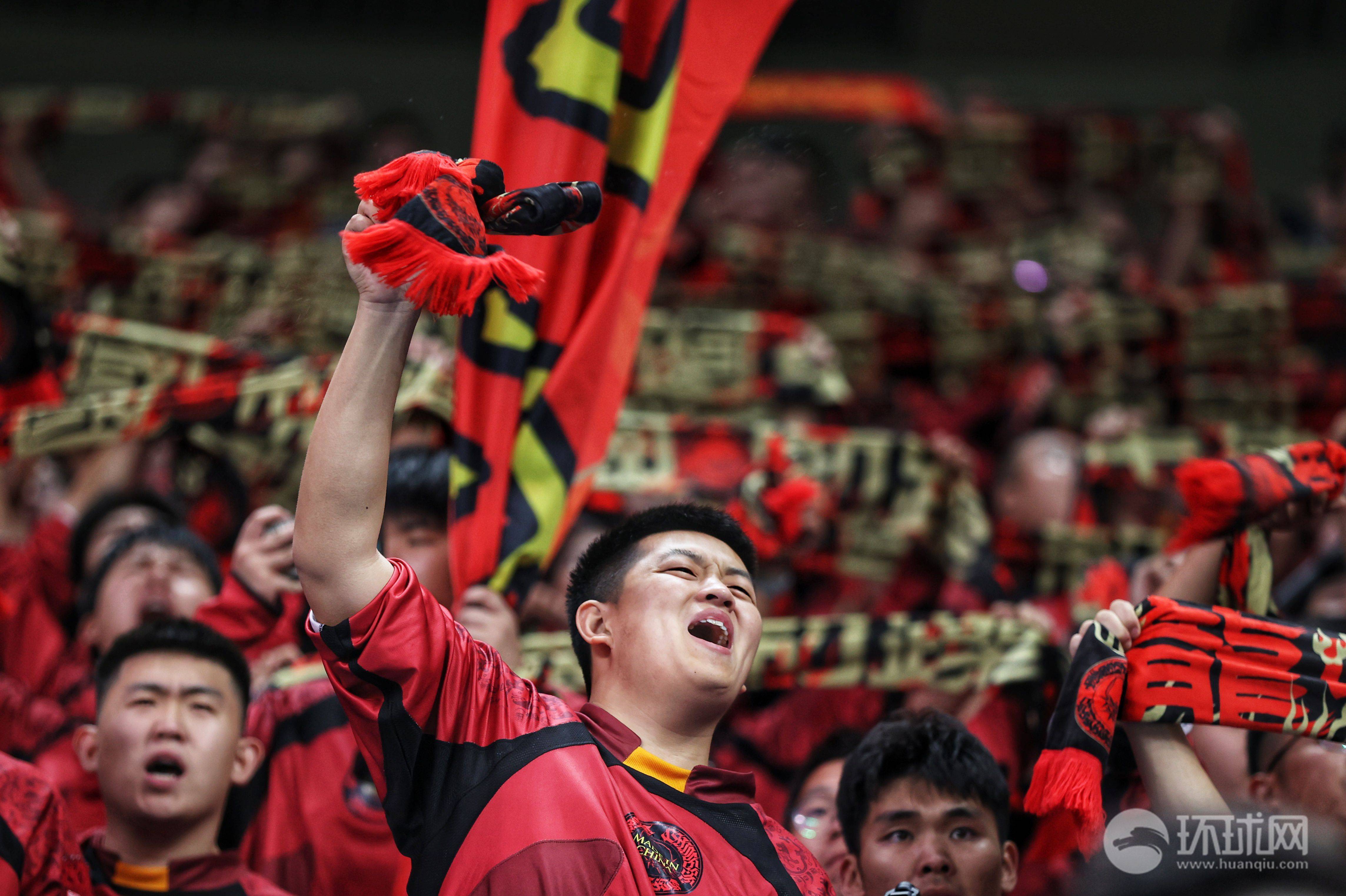 国内足球比赛中精彩纷呈,引人入胜 国内足球比赛中精彩纷呈,引人入胜