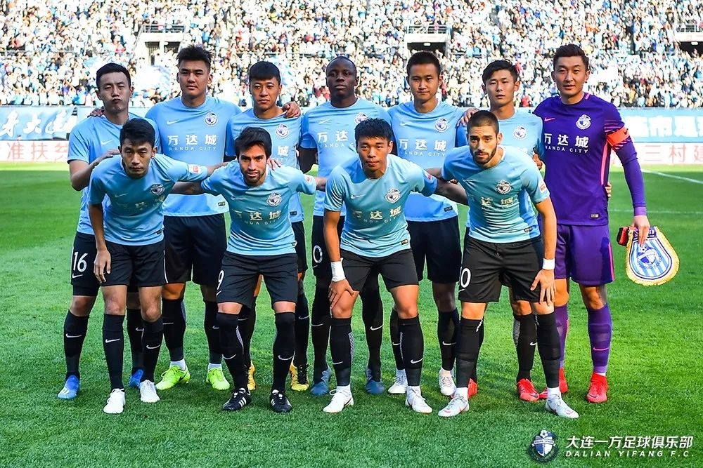 包含江苏苏宁再胜大连一方，积分榜稳居前列的词条