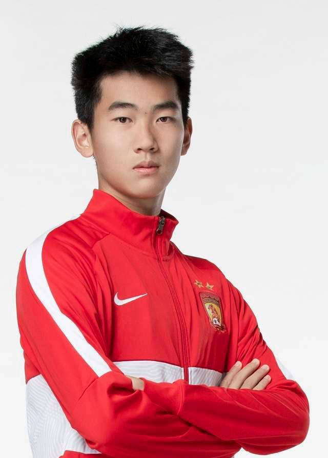 一位年轻球员突然崭露头角,让人眼前一亮 一位年轻球员突然崭露头角,让人眼前一亮