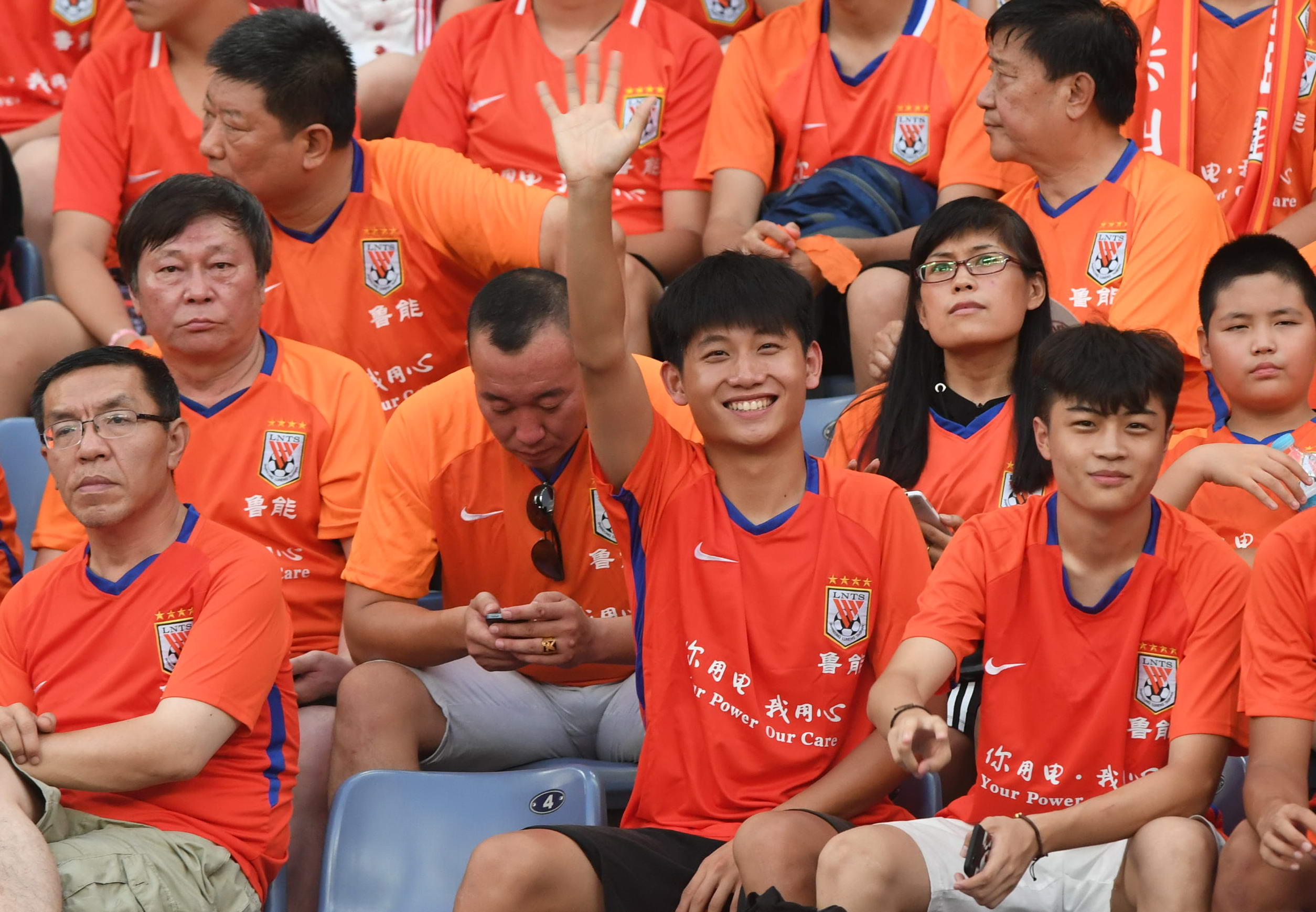 精彩瞬间回放，球迷陶醉其中