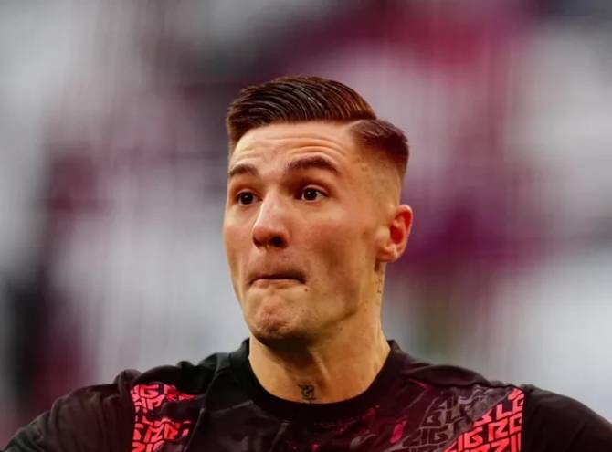 曼联青训新星披挂拜仁慕尼黑战装备红发魔兽 曼联青训新星披挂拜仁慕尼黑战装备红发魔兽