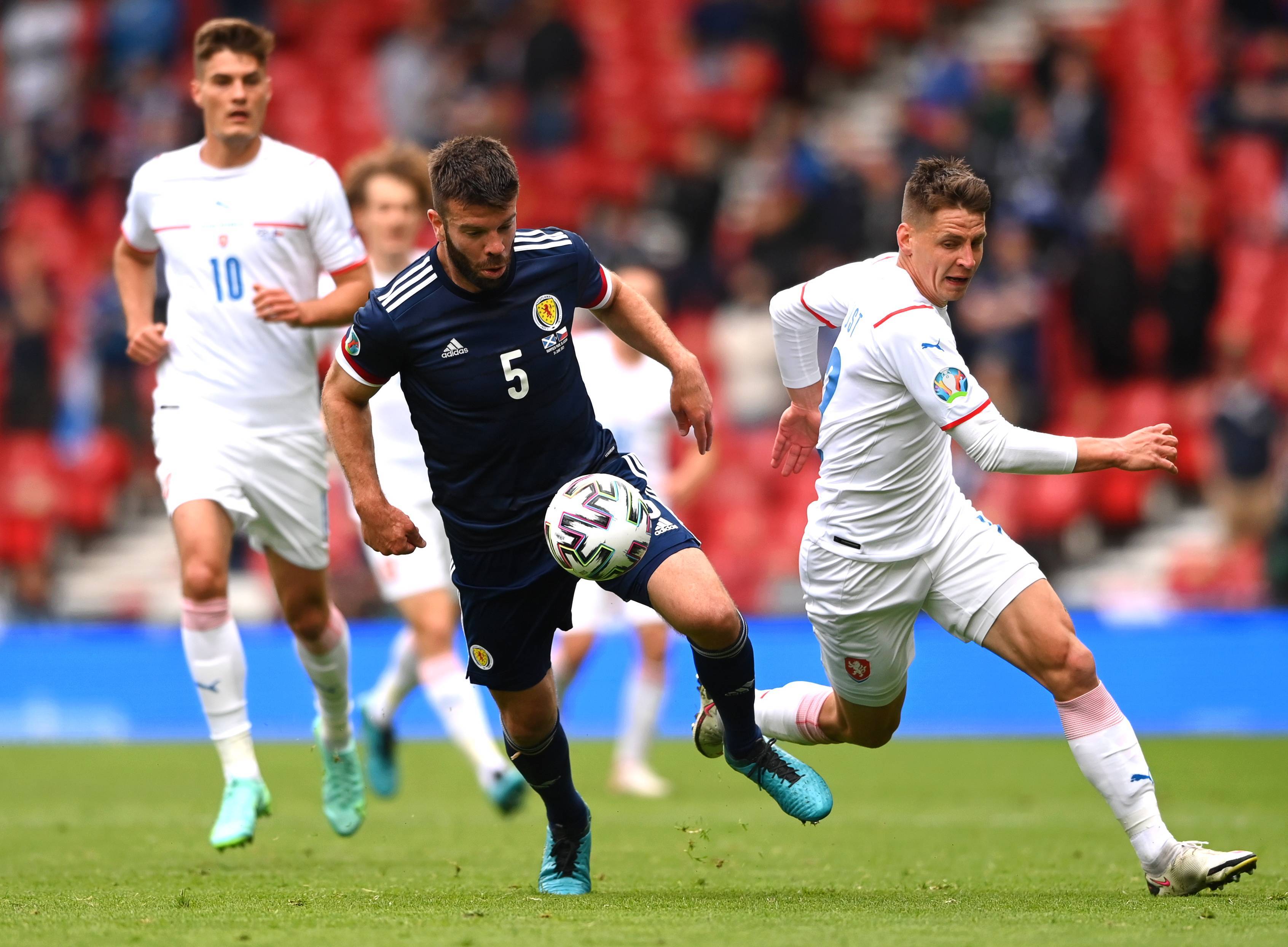 足球赛事激烈对决,赛场气氛热烈紧张刺激 足球赛事激烈对决,赛场气氛热烈紧张刺激