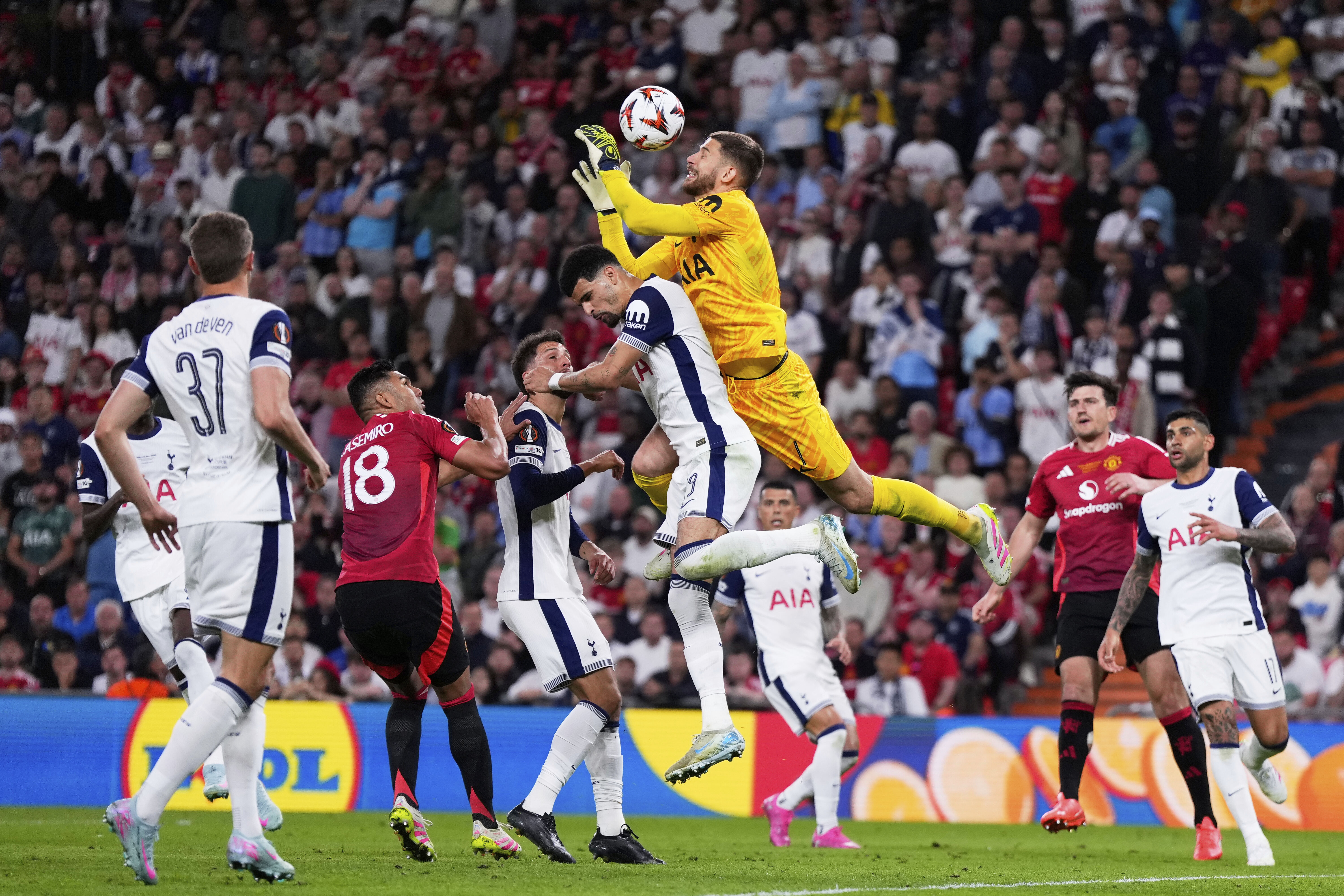 欧预赛争夺正酣,各队奋勇拼搏争夺进球的简单介绍 欧预赛争夺正酣,各队奋勇拼搏争夺进球的简单介绍