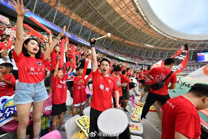 现场球迷热情高涨，为喜爱的运动员加油助威！