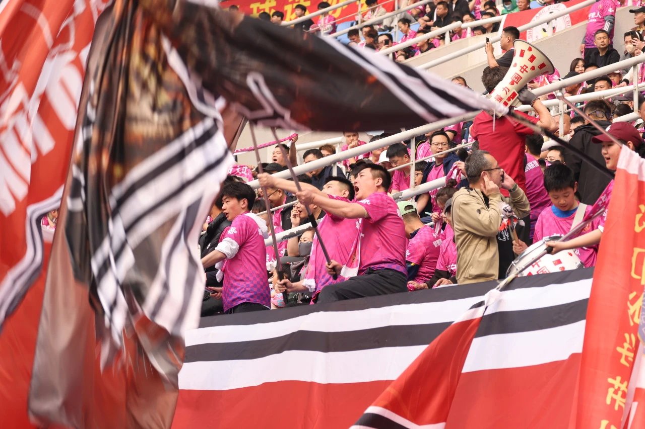 现场球迷热情高涨，为喜爱的运动员加油助威！