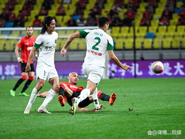 足球比赛中,女选手全力以赴追赶领先 足球比赛中,女选手全力以赴追赶领先