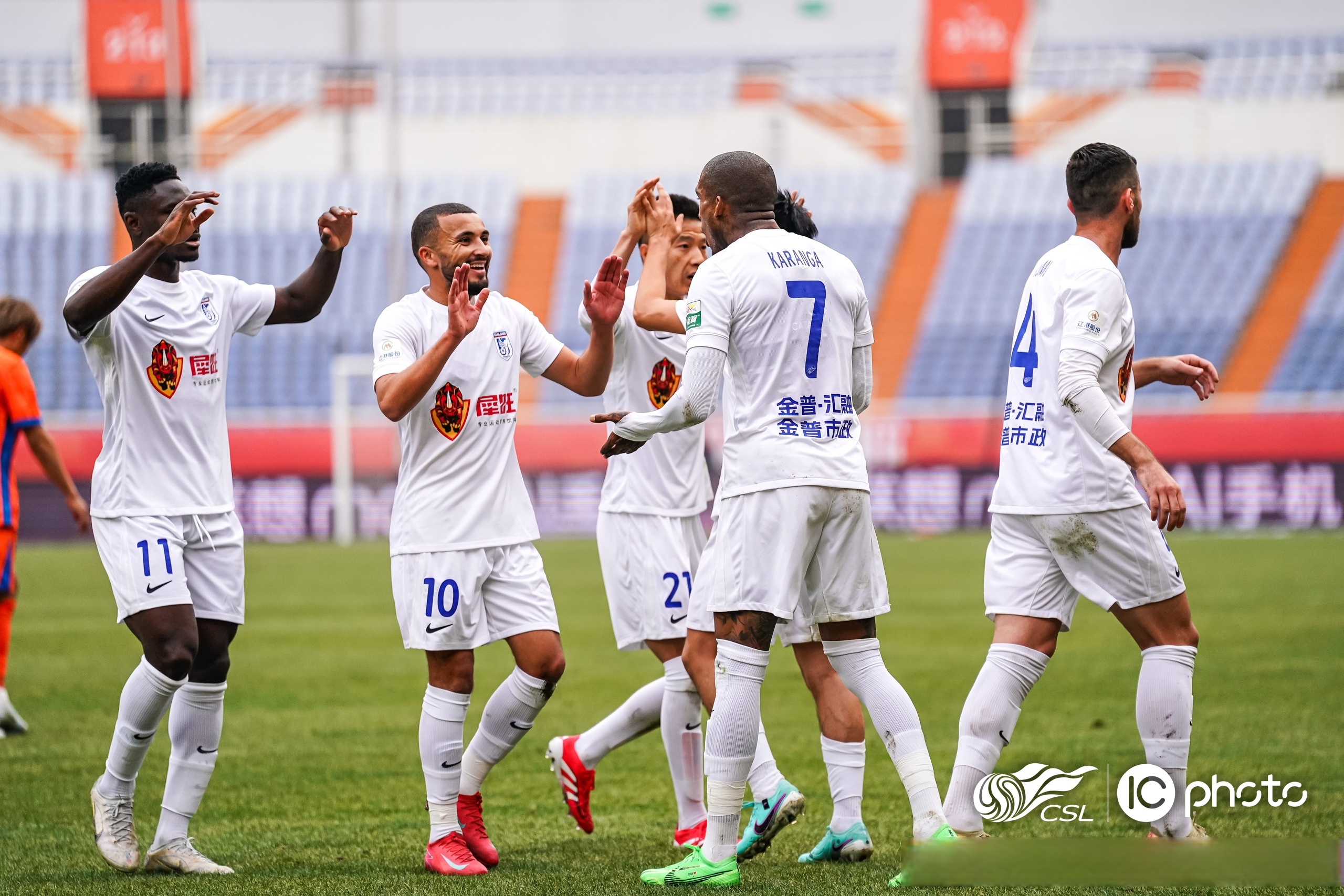 包含内援外援齐上阵，国内足球联赛进入白热化阶段的词条