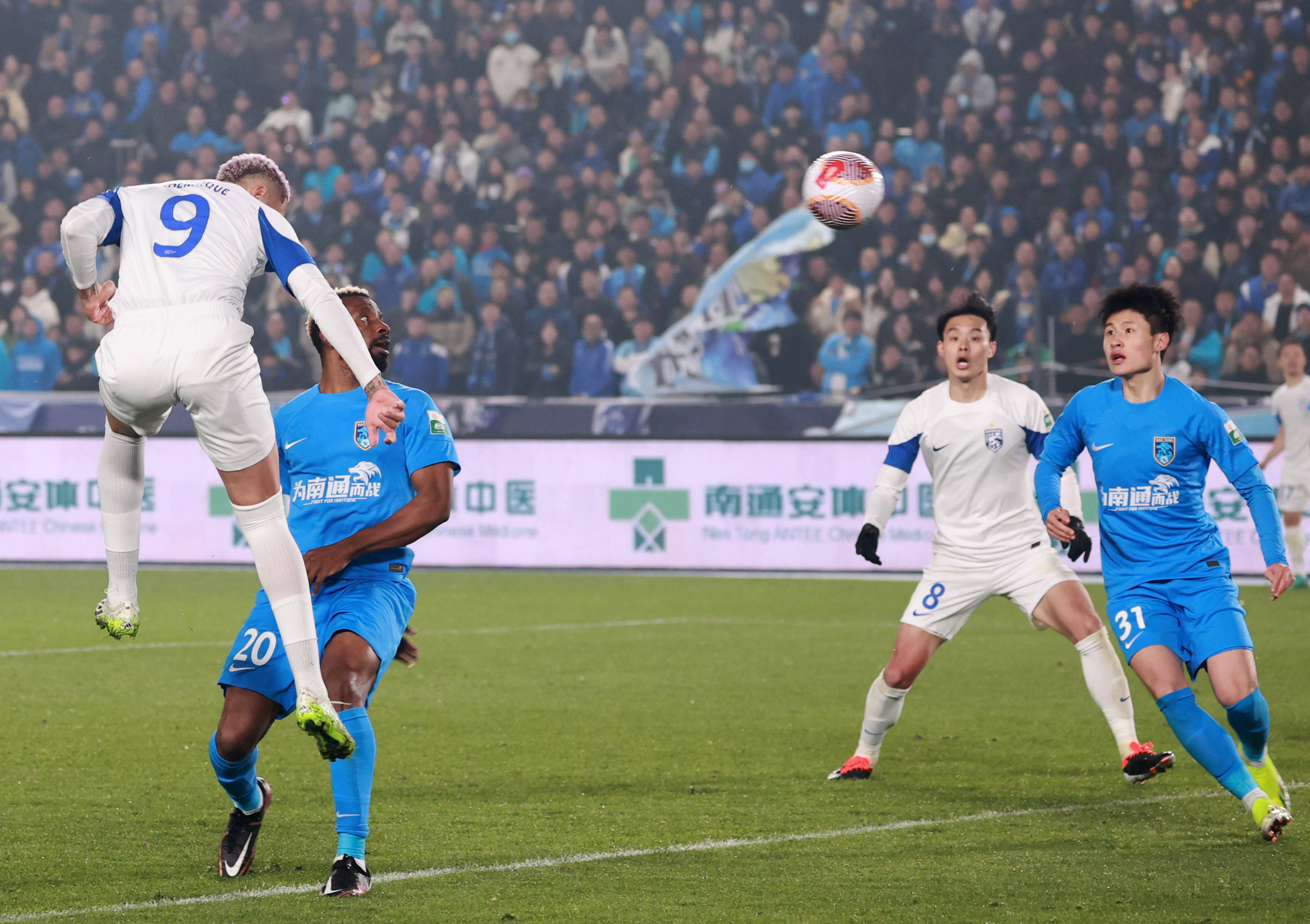 激烈角逐!足球比赛即将上演 激烈角逐!足球比赛即将上演