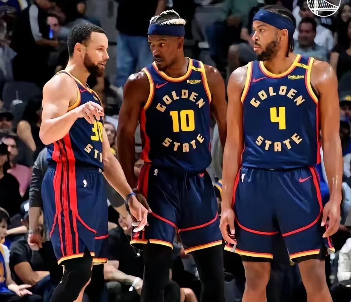 勇士队战术频变:球队多方位进攻手段全面,抢先对手取得优势 勇士队战术频变:球队多方位进攻手段全面,抢先对手取得优势