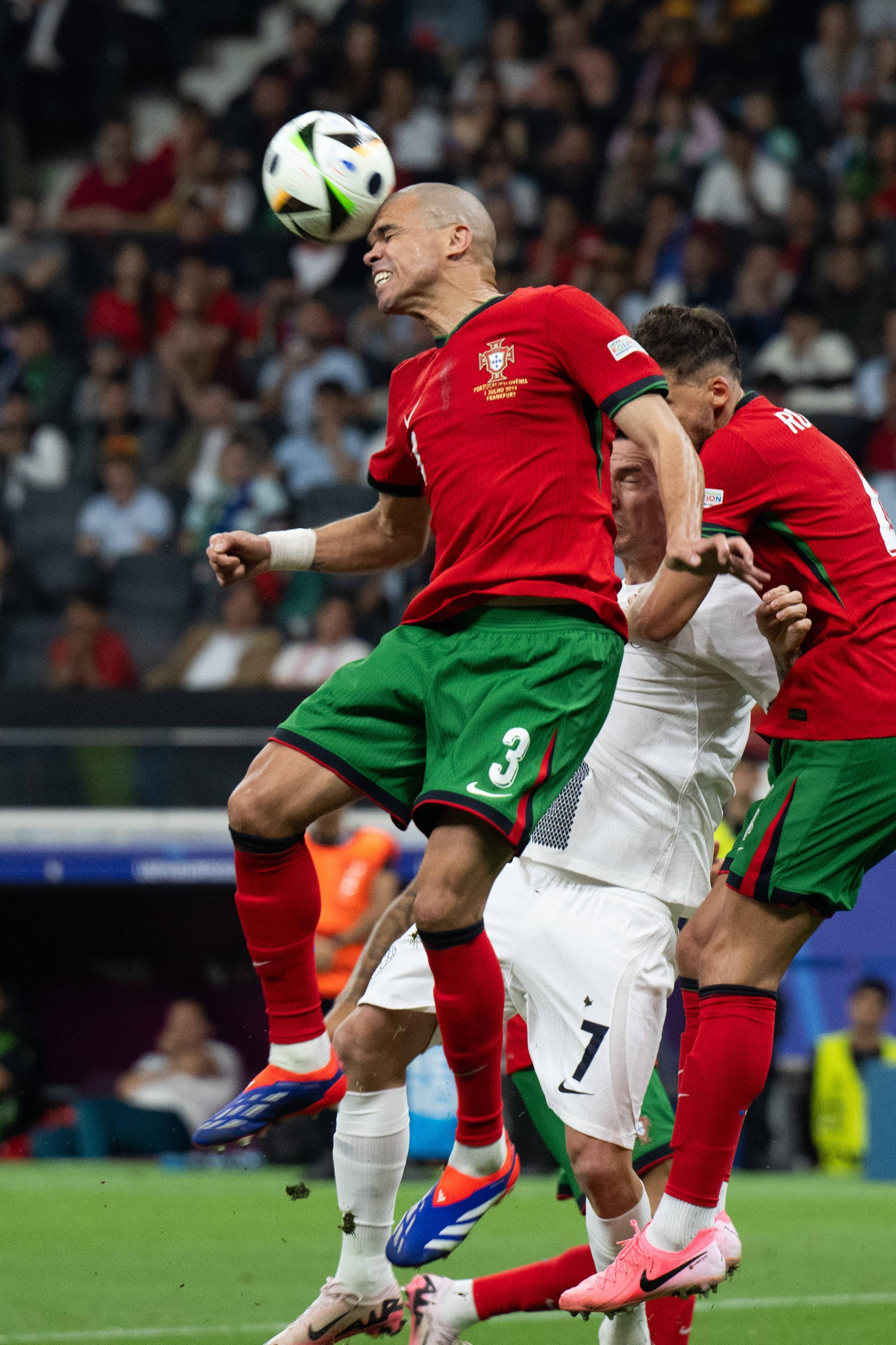 关于足球职业赛场上的精彩表现：球队实力碾压对手夺冠的信息