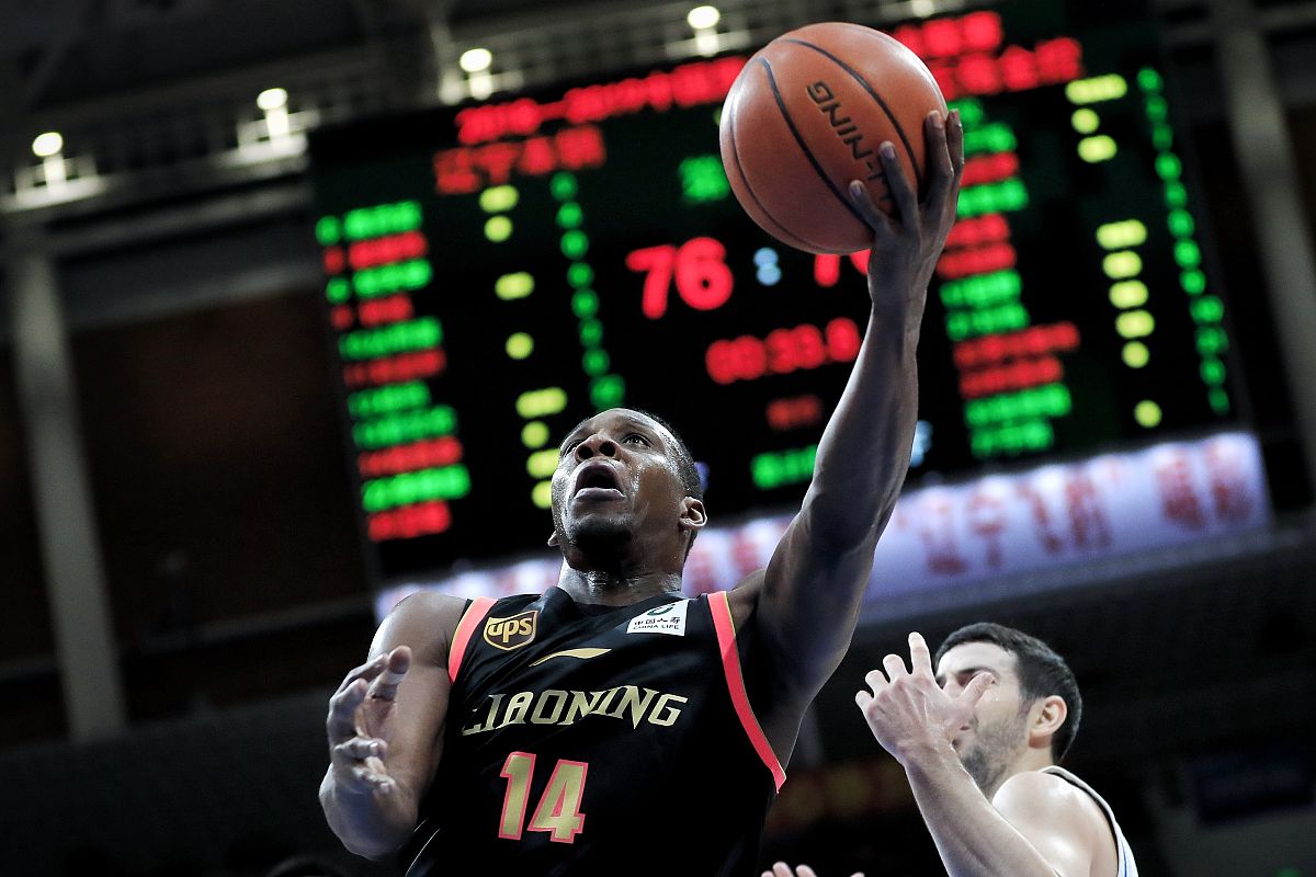 76人再胜活塞,豪取八连胜 76人再胜活塞,豪取八连胜