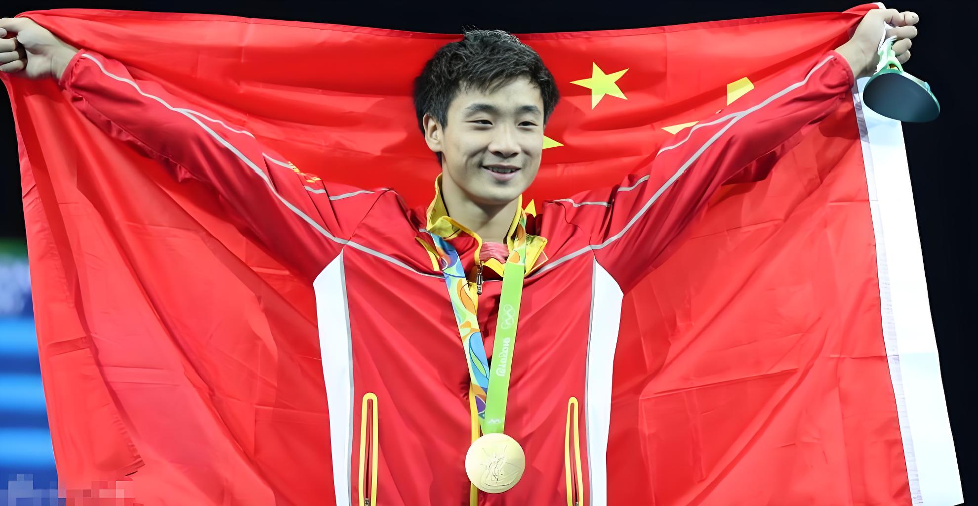 跳水比赛中选手高空跃下冲击金牌