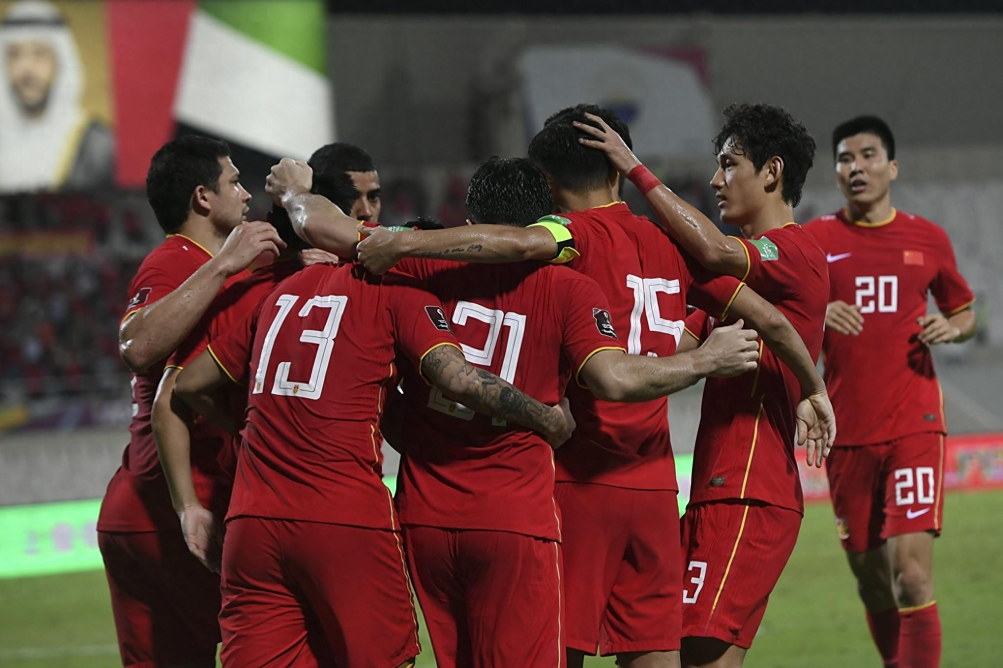 足球联赛球队实力抢眼，攻防大战精彩纷呈的简单介绍