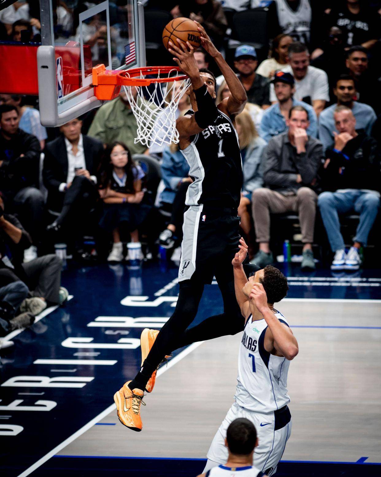 猛龙防守端实力突显,击败马刺收获完胜 猛龙防守端实力突显,击败马刺收获完胜