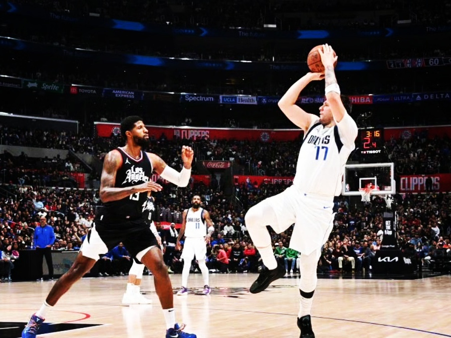 独行侠队在NBA比赛中夺得关键战胜