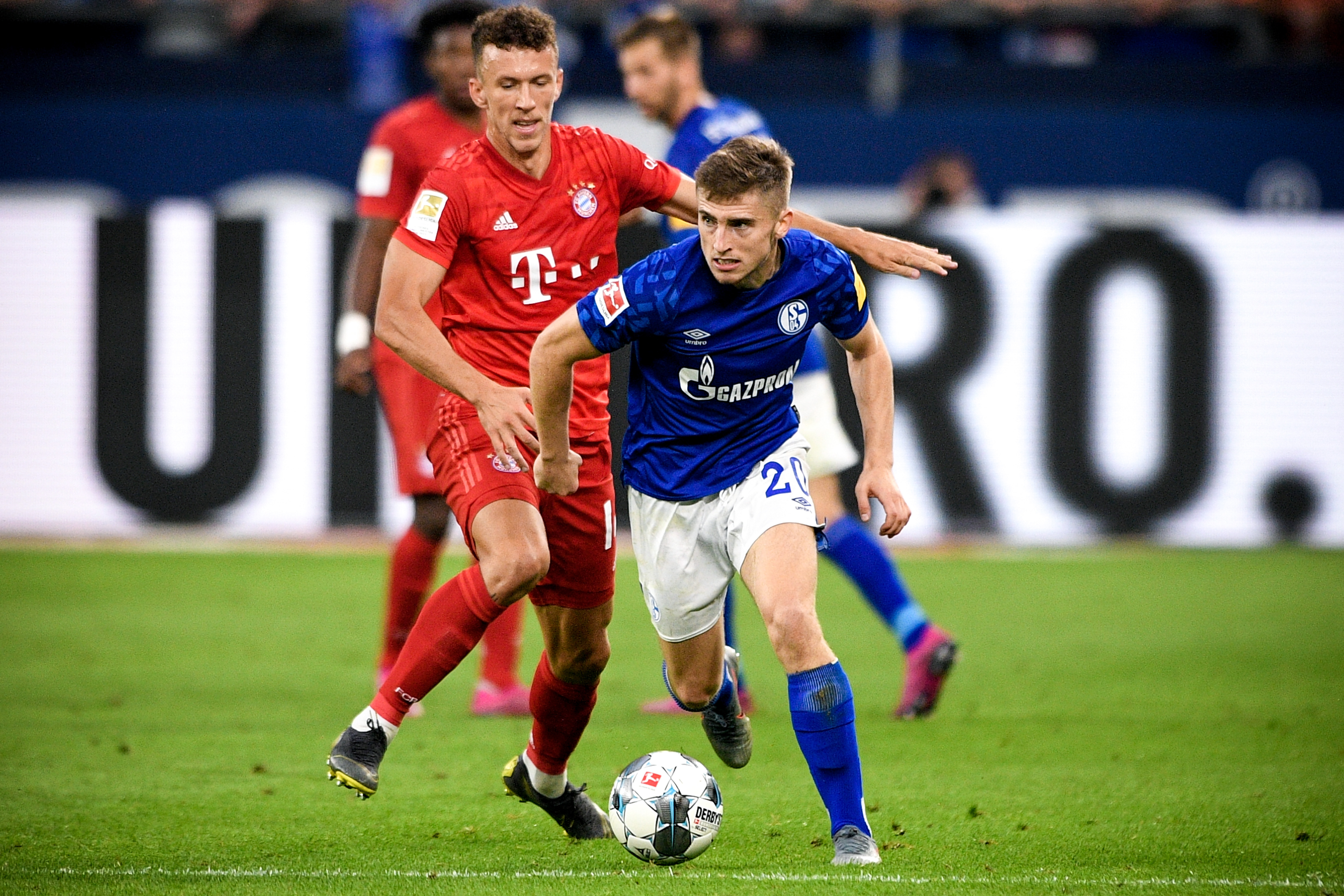 沙尔克客场作战,势必争取胜利 沙尔克客场作战,势必争取胜利